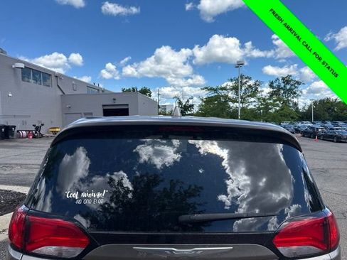 Used 2017 Chrysler Pacifica Touring FWD image 6