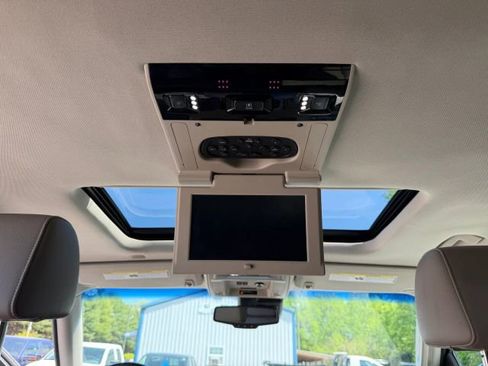 Used 2018 Chevrolet Suburban Premier image 16