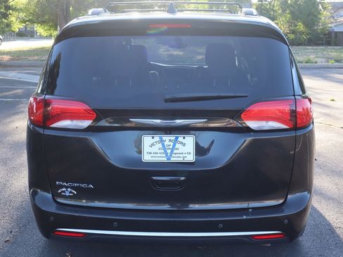 Used 2019 Chrysler Pacifica Touring-L Plus w/ Tire & Wheel Group FWD image 6