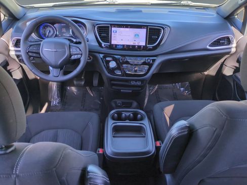 Used 2024 Chrysler Pacifica Touring image 10