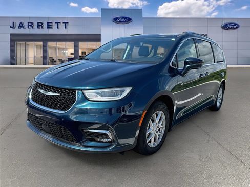 Used 2021 Chrysler Pacifica Touring-L FWD image 2