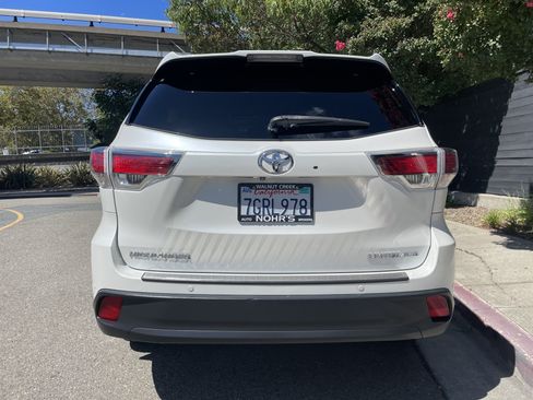 Used 2014 Toyota Highlander Limited w/ Driver Technology Package AWD/4WD image 10