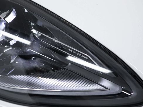 Certified 2023 Porsche Macan image 33