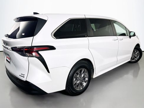 Used 2023 Toyota Sienna XLE FWD image 15