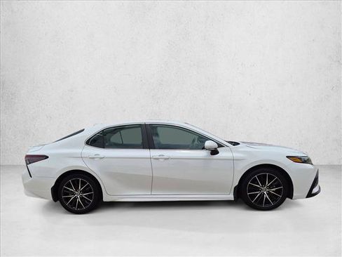 Used 2024 Toyota Camry SE FWD image 4