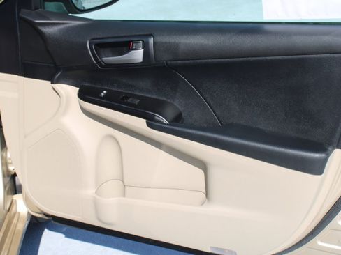 Used 2012 Toyota Camry LE FWD image 18