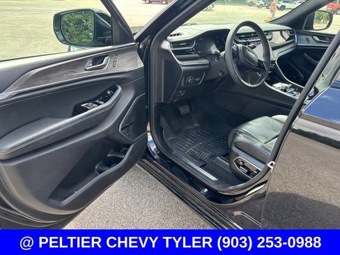 Used 2023 Jeep Grand Cherokee Overland w/ Luxury Tech Group IV AWD/4WD image 12