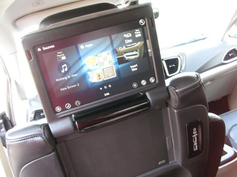 Used 2018 Chrysler Pacifica Limited FWD image 22