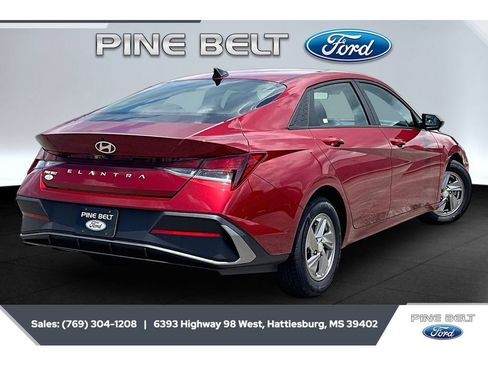 Used 2024 Hyundai Elantra SE FWD image 11