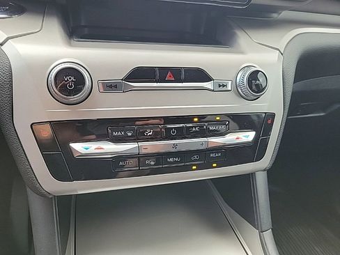 Used 2022 Ford Explorer XLT image 28