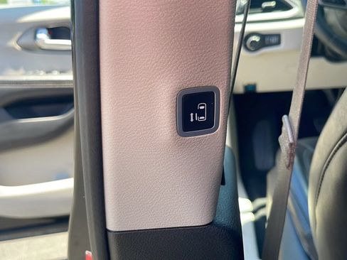 Used 2023 Chrysler Pacifica Touring-L FWD image 27