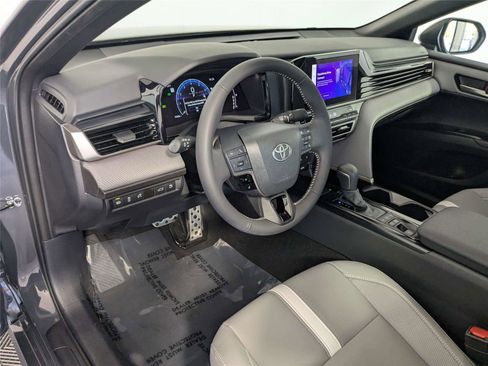 Used 2025 Toyota Camry SE image 12