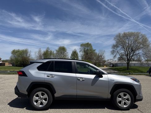 Used 2021 Toyota RAV4 LE AWD/4WD image 2