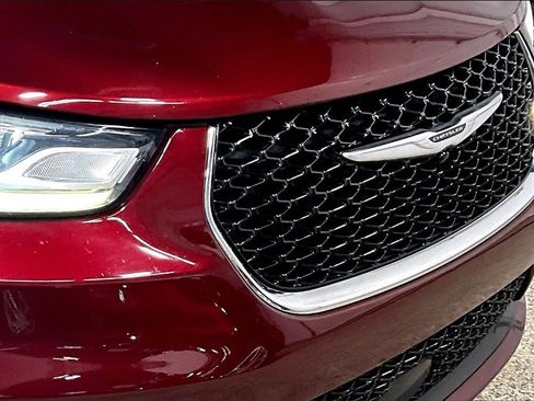 Used 2021 Chrysler Pacifica Touring image 31