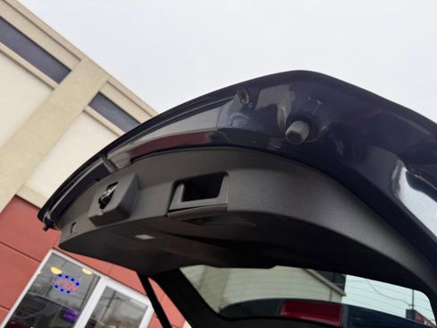 Used 2016 Ford Explorer XLT w/ Equipment Group 202A image 8