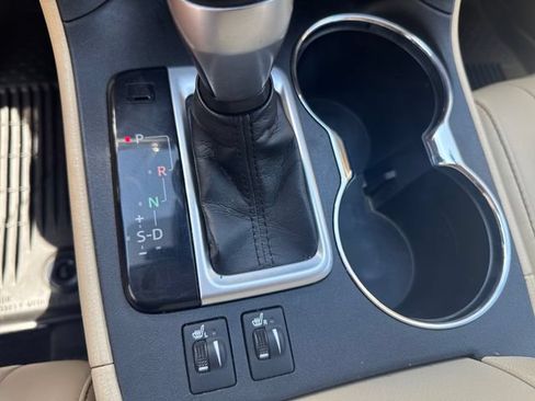 Used 2019 Toyota Highlander XLE AWD/4WD image 23