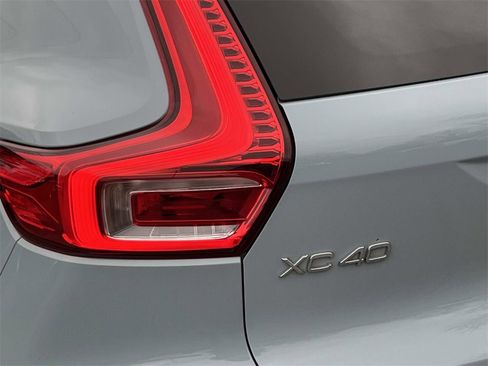Used 2019 Volvo XC40 T4 Momentum image 10