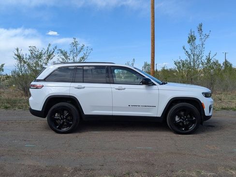 Used 2023 Jeep Grand Cherokee Limited w/ Black Appearance Package image 4