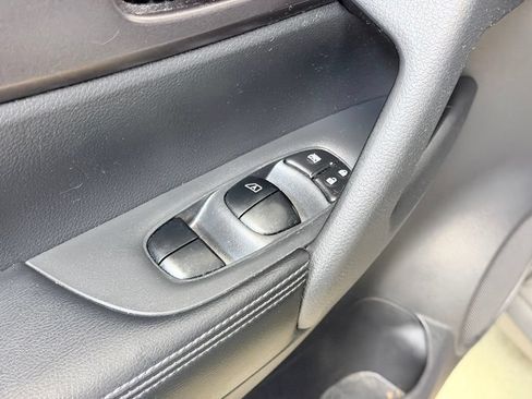 Used 2016 Nissan Rogue SV FWD image 11