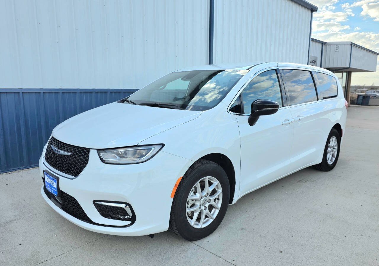 Used 2025 Chrysler Pacifica Select FWD image 3