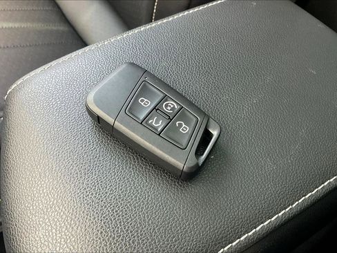 Used 2022 Volkswagen Tiguan SE w/ Panoramic Sunroof Package image 14