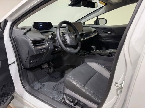 Used 2025 Toyota Prius XLE AWD/4WD image 16