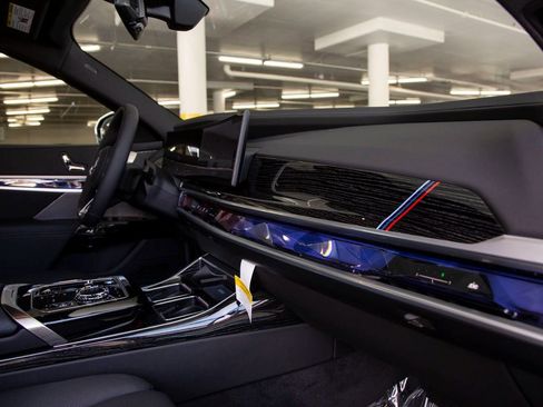 Certified 2025 BMW i7 xDrive60 w/ Executive Package AWD/4WD image 36