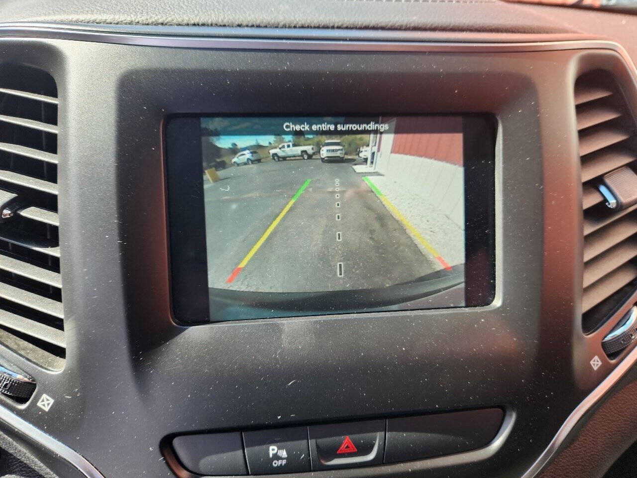 Used 2019 Jeep Cherokee Latitude Plus w/ Cold Weather Group AWD/4WD image 19