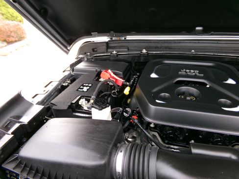 Used 2020 Jeep Wrangler Unlimited Sahara image 28