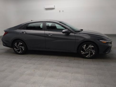 Used 2025 Hyundai Elantra SEL FWD image 11