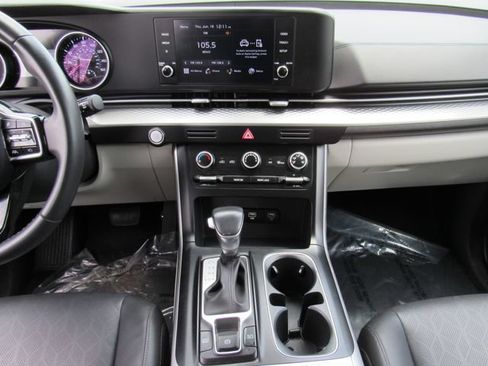 Used 2024 Kia Carnival LX FWD image 19