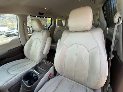 Used 2020 Chrysler Pacifica Touring-L FWD image 38