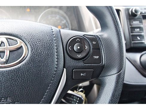 Used 2018 Toyota RAV4 LE FWD image 24