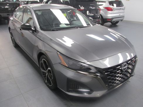 Used 2024 Nissan Altima 2.5 SR FWD image 3