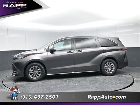 Used 2022 Toyota Sienna XLE image 4