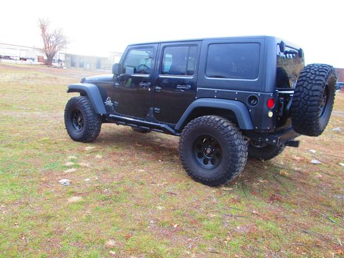 Used 2015 Jeep Wrangler Unlimited Rubicon image 5