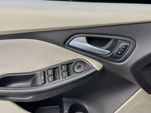 Used 2015 Ford Focus SE w/ SE Sport Package FWD image 15