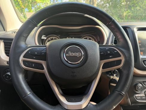 Used 2017 Jeep Cherokee Latitude FWD image 21