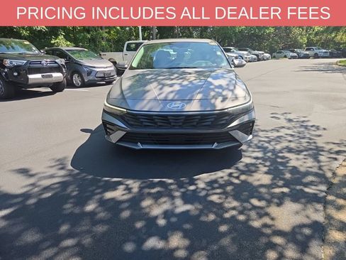 Used 2025 Hyundai Elantra SEL FWD image 2