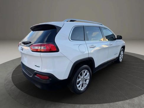 Used 2017 Jeep Cherokee Latitude FWD image 5