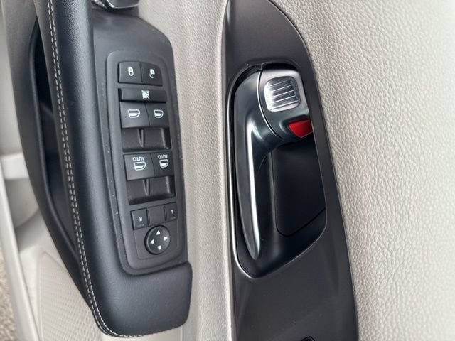 Used 2023 Chrysler Pacifica Touring-L FWD image 13
