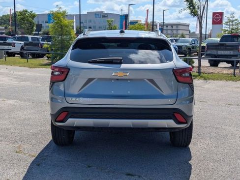 Used 2025 Chevrolet Trax LT FWD image 4