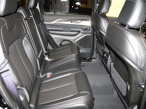 New 2025 Jeep Grand Cherokee Limited w/ Luxury Tech Group II image 32