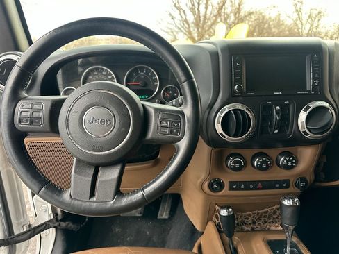 Used 2016 Jeep Wrangler Unlimited Rubicon w/ Connectivity Group image 15