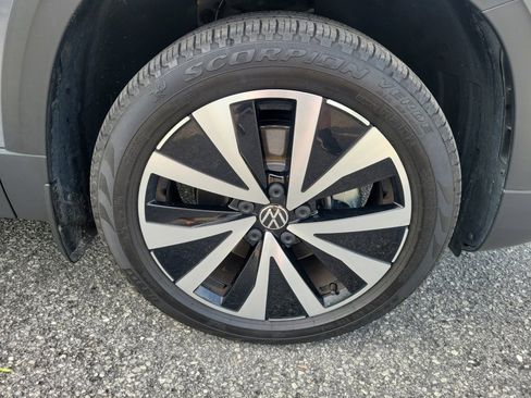 Certified 2022 Volkswagen Taos SE w/ Panoramic Sunroof Package AWD/4WD image 31