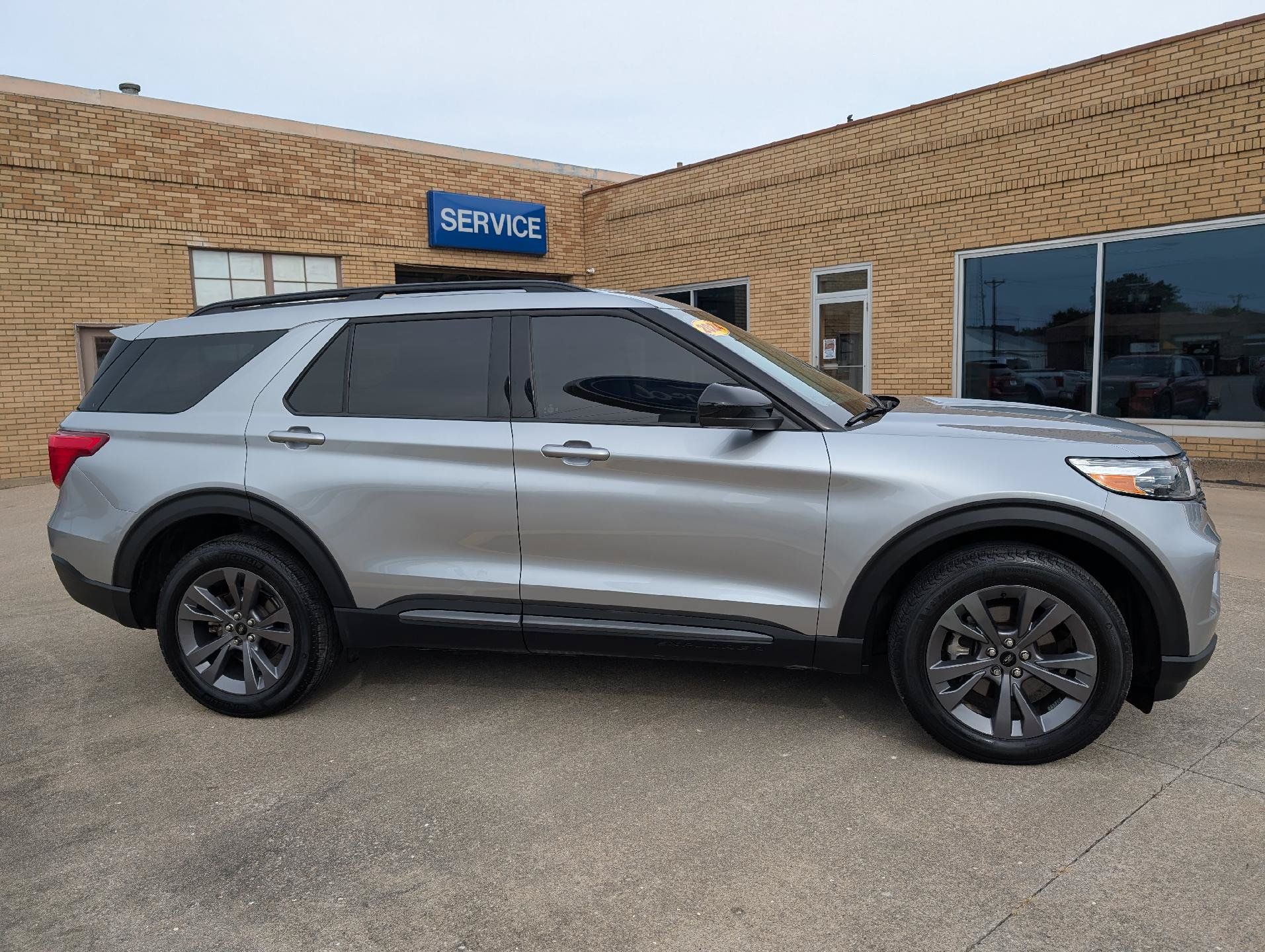 Used 2024 Ford Explorer XLT w/ Equipment Group 202A AWD/4WD image 5