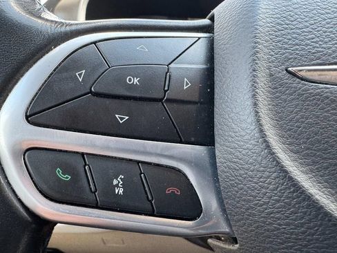 Used 2021 Chrysler Pacifica Touring-L FWD image 17