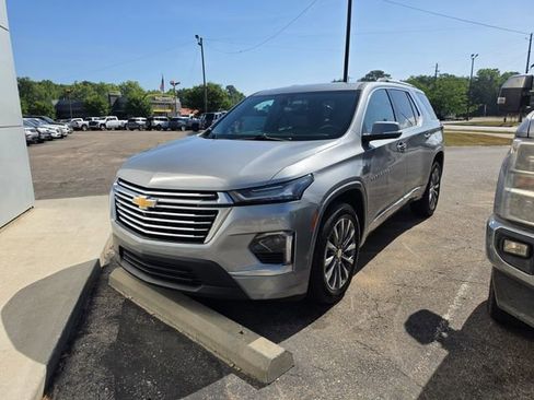 Used 2023 Chevrolet Traverse Premier FWD image 1