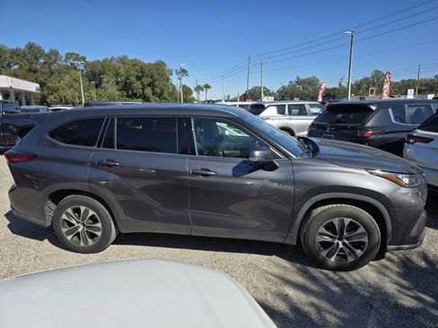 Used 2020 Toyota Highlander XLE image 3