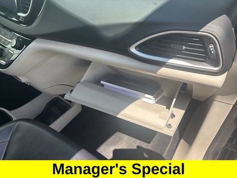 Used 2023 Chrysler Pacifica Touring-L FWD image 42